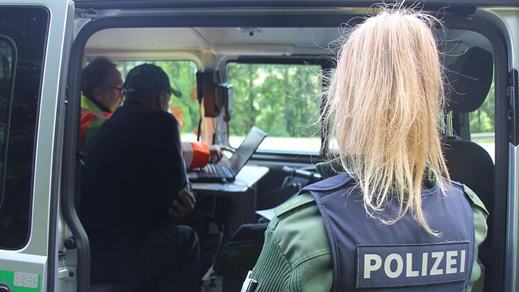 Dem Brummi-Fahrer werden die entdeckten Verfehlungen aufgezeigt.