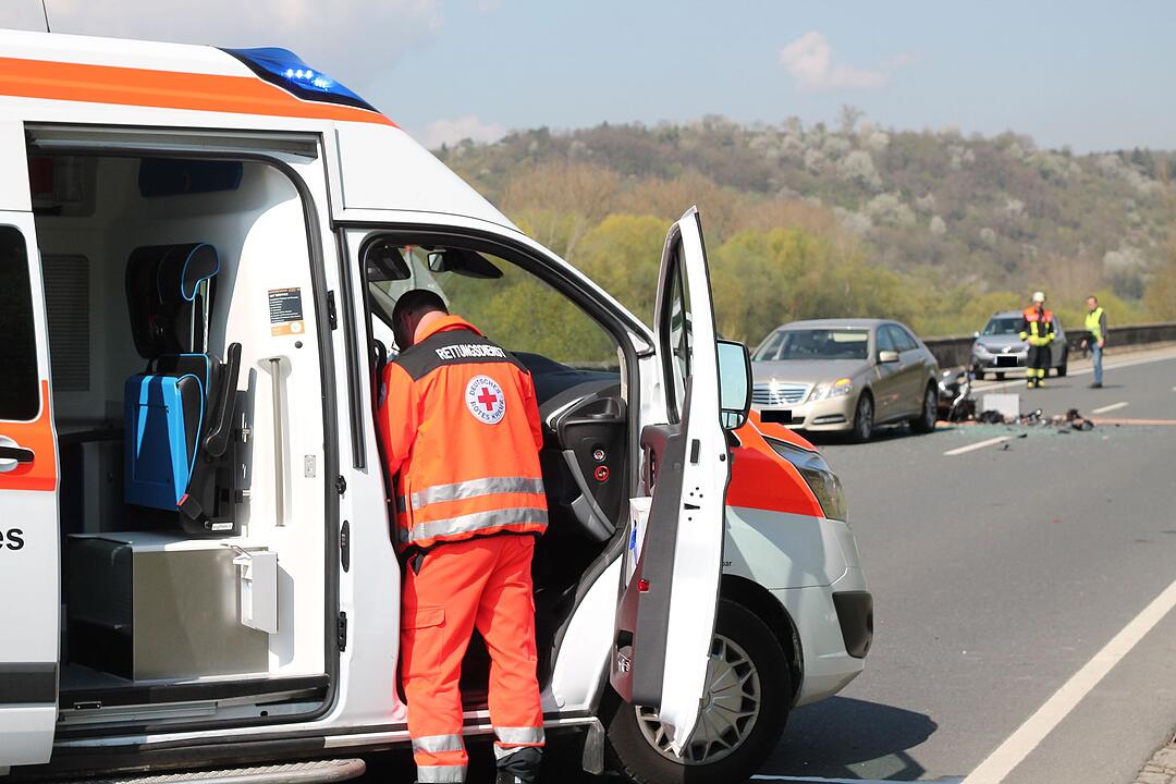 Unterfranken: Motorradfahrer kracht in Autoheck – 44-Jähriger schwebt in Lebensgefahr