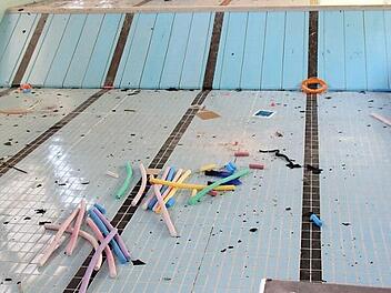 Während die einen hier gerne wieder schwimmen möchten, würden die anderen das Hallenbad abreißen. Der Streit geht in die nächste Runde. Jetzt muss die Rechtsaufsicht entscheiden, ob das Bürgerbegehren zulässig ist.  Foto: Archiv/Thomas Malz