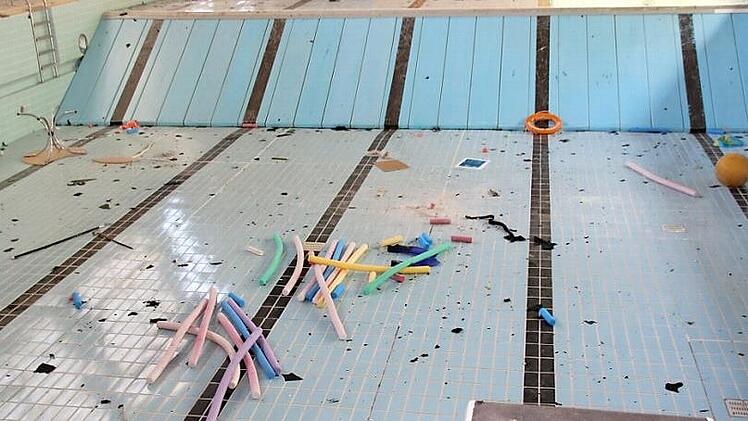 Während die einen hier gerne wieder schwimmen möchten, würden die anderen das Hallenbad abreißen. Der Streit geht in die nächste Runde. Jetzt muss die Rechtsaufsicht entscheiden, ob das Bürgerbegehren zulässig ist.  Foto: Archiv/Thomas Malz