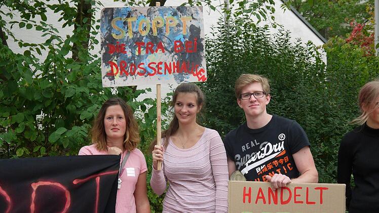 Gegen die bei Drossenhausen geplante Raststätte hat es am Donnerstag eine Demonstration vor dem Landratsamt gegeben. - Foto: Berthold Köhler