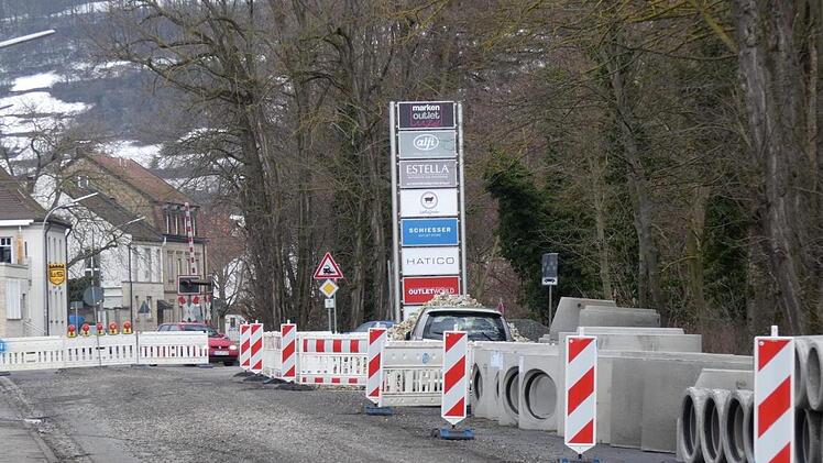 Für die nächsten zwei Jahre ist die Sander Straße eine Baustelle. Die Materialien für die Kanalbauarbeiten stehen schon bereit (rechts). Im ersten Bauabschnitt ist dieses Jahr der Bereich vom Bahnübergang bis zur Einfahrt in das Allmilmö-Gelände für den Verkehr gesperrt. Hier im Blick der Streckenabschnitt am Allmilmö-Gelände. Fotos: Christian Licha
