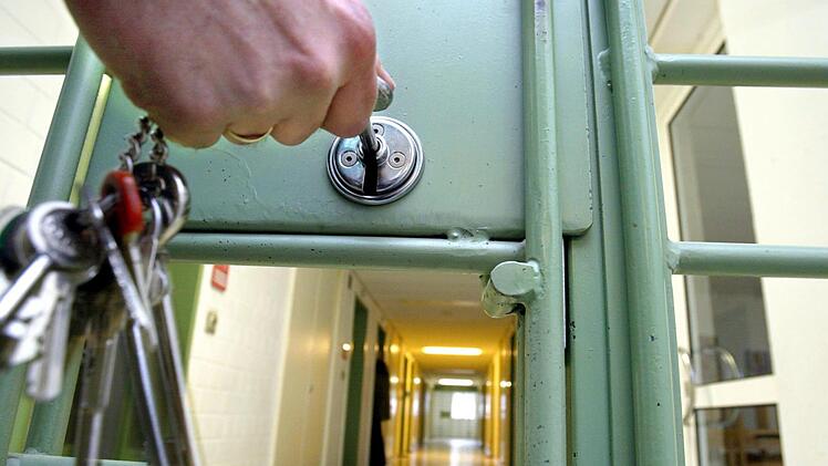 Weil eine Frau die Forderung der Kindergeldkasse über 5239 Euro nicht bezahlte, sollte sie drei Monate ins Gefängnis. Jetzt steht sie wegen Betrugs vor Gericht.