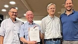 Helmut Grasser (2. v. l.) wurde für 40 Jahre aktives Singen von Vorsitzendem Hans Langenfelder (2. v. r.) und seinem Stellvertreter Bernd Büttner (links) geehrt.