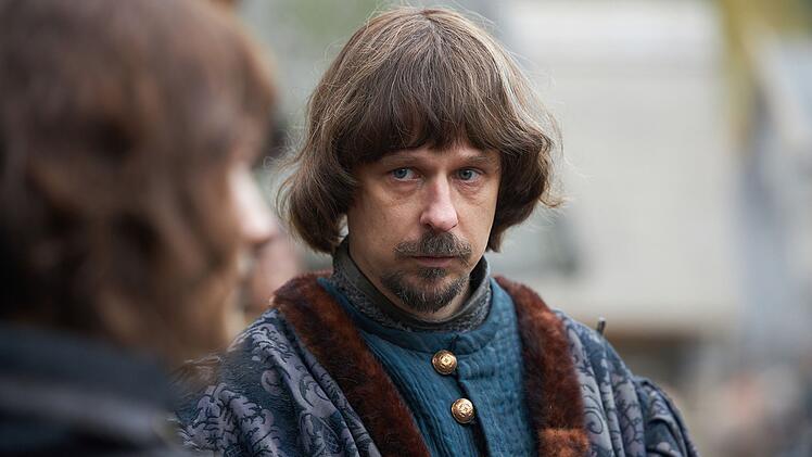 In bisherigen "Ronja R&auml;ubertochter"-Versionen kam der Vogt (Peter Vitanen) nur indirekt vor, in der Serie erhalten er und weitere neue Figuren einen eigenen Erz&auml;hlstrang.