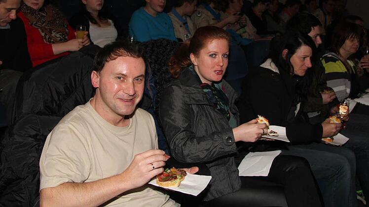 Ronny Kwiotek und Tanja Kwiotek engagieren sich bei den "Fischstäbchen" in Küps und freuen sich über das kleine Dankeschön.  Fotos: Sonja Adam