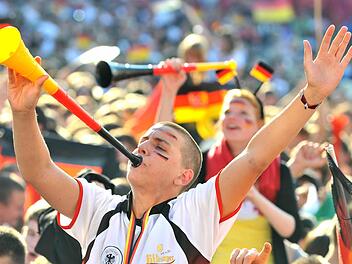 Deutschland im Fußballfieber - das macht auch vor der Politik nicht halt. Wer würde im Juni nicht gerne nach Brasilien reisen? Foto: dpa