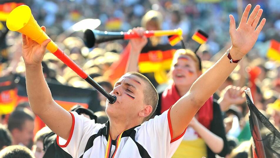 Deutschland im Fußballfieber - das macht auch vor der Politik nicht halt. Wer würde im Juni nicht gerne nach Brasilien reisen? Foto: dpa