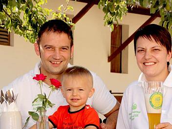 Andreas Hellmuth mit seinem eineinhalbjährigen Neffen Franz und seiner Schwester Silke Zellmann Foto: Matthias Einwag