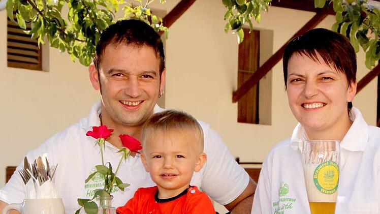Andreas Hellmuth mit seinem eineinhalbjährigen Neffen Franz und seiner Schwester Silke Zellmann Foto: Matthias Einwag