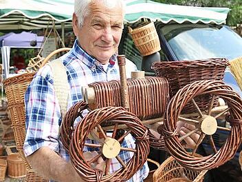 Rudi Rippstein aus Sand zeigt, dass der Korbflechter auch was anderes herstellen kann als Körbe. Foto: Gerd Schaar