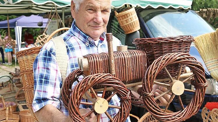 Rudi Rippstein aus Sand zeigt, dass der Korbflechter auch was anderes herstellen kann als Körbe. Foto: Gerd Schaar