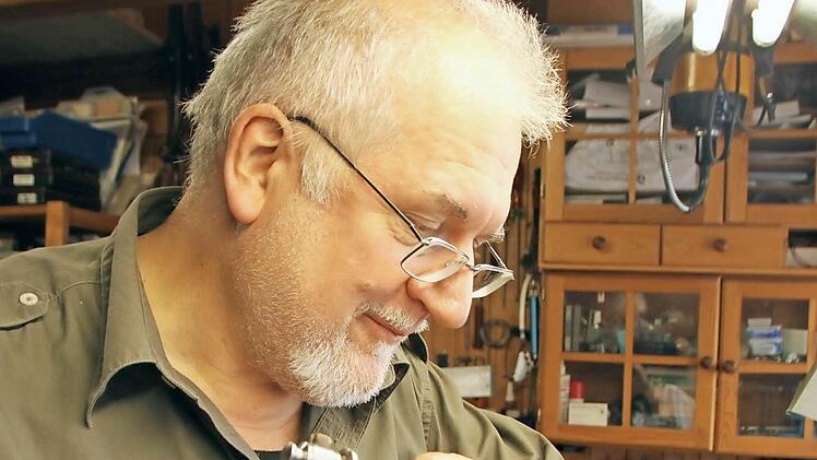 Manfred Fleischer gehört zu den letzten Graveuren in Münnerstadt. I