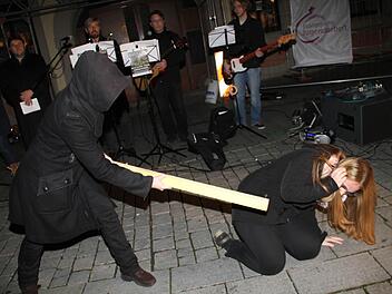 Die Szene demonstriert: Der Prügelnde ist seinem Opfer ganz nahe, im Herzen aber weit entfernt.  Fotos: Gerda Völk
