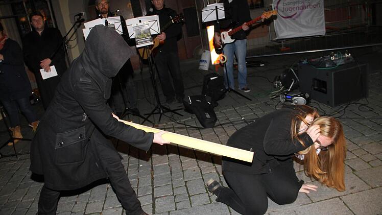 Die Szene demonstriert: Der Prügelnde ist seinem Opfer ganz nahe, im Herzen aber weit entfernt.  Fotos: Gerda Völk
