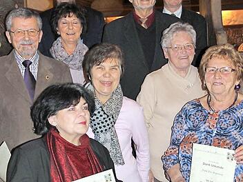 Chorleiterin Ulrike Böhmann (vorne) sowie die Sänger (Mitte von links) Hanskarl Eschenbacher, Else Beyerlein und Margot Lochner wurden für ihre Treue geehrt. Sie wurden von Berthilde Zapf (helles Oberteil), Elke Fischer sowie (hinten von links) Bürgermeister Bernd Steinhäuser, Rainer Friedmann und Klaus Hoffmann ausgezeichnet.  Foto: privat