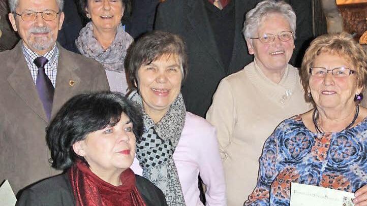 Chorleiterin Ulrike Böhmann (vorne) sowie die Sänger (Mitte von links) Hanskarl Eschenbacher, Else Beyerlein und Margot Lochner wurden für ihre Treue geehrt. Sie wurden von Berthilde Zapf (helles Oberteil), Elke Fischer sowie (hinten von links) Bürgermeister Bernd Steinhäuser, Rainer Friedmann und Klaus Hoffmann ausgezeichnet.  Foto: privat
