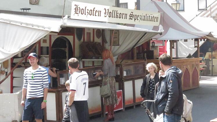 Festumtrieb vor dem Torhaus. Foto: Doris Bauer
