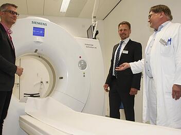 Der neue Krankenhaus-Chef Sven Malte Oelkers (Mitte) lässt sich vom ärztlichen Direktor und Chefarzt der Radiologie, Dr. Klaus Swoboda (rechts), das hochmoderne Computertomographie-Gerät (CT) des Klinikums zeigen. Mit dabei ist OB Uwe Kirschstein (links) .  Foto: Andreas Oswald