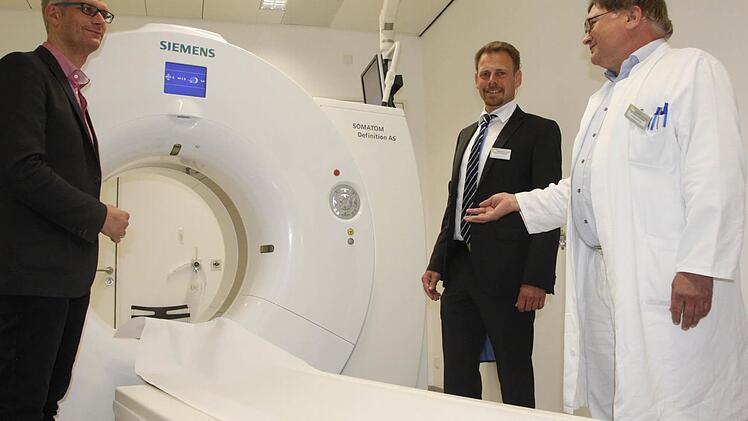 Der neue Krankenhaus-Chef Sven Malte Oelkers (Mitte) lässt sich vom ärztlichen Direktor und Chefarzt der Radiologie, Dr. Klaus Swoboda (rechts), das hochmoderne Computertomographie-Gerät (CT) des Klinikums zeigen. Mit dabei ist OB Uwe Kirschstein (links) .  Foto: Andreas Oswald