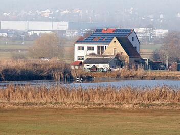 Dieser Aussiedlerhof hatte noch nie einen Anschluss ans Stromnetz. Er versorgt sich mit einer Photovoltaikanlage jetzt selbst. Foto: Andreas Dorsch