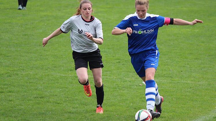 Nüdlingens Nicola Krapf (links), die das Führungstor geschossen hatte, im Zweikampf mit Hanna Diller. Im Spiel hatte Modlos viele Chancen, es reichte jedoch nur zu einem 3:3-Unentschieden. Foto: Sebastian Schmitt