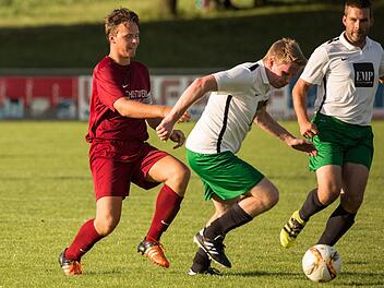 Der TSV Neukenroth mit Spielertrainer Christian Grünbeck (rechts), hier im Pokalspiel gegen den TSV Ludwigsstadt, geht als Topfavorit in die neue Saison der Kreisklasse 4. Foto: Heinrich Weiß