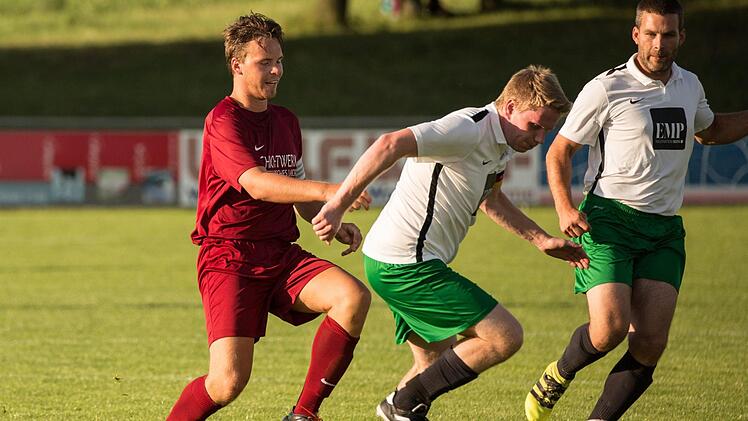 Der TSV Neukenroth mit Spielertrainer Christian Grünbeck (rechts), hier im Pokalspiel gegen den TSV Ludwigsstadt, geht als Topfavorit in die neue Saison der Kreisklasse 4. Foto: Heinrich Weiß