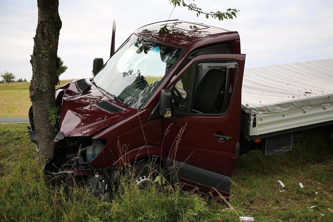 Kreis Kronach: Transporter prallt gegen Baum
