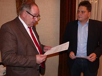 Bürgermeister Alfred Kolenda (links) vereidigt seinen neuen Stellvertreter Werner Stapf. Foto: Klaus-Peter Wulf