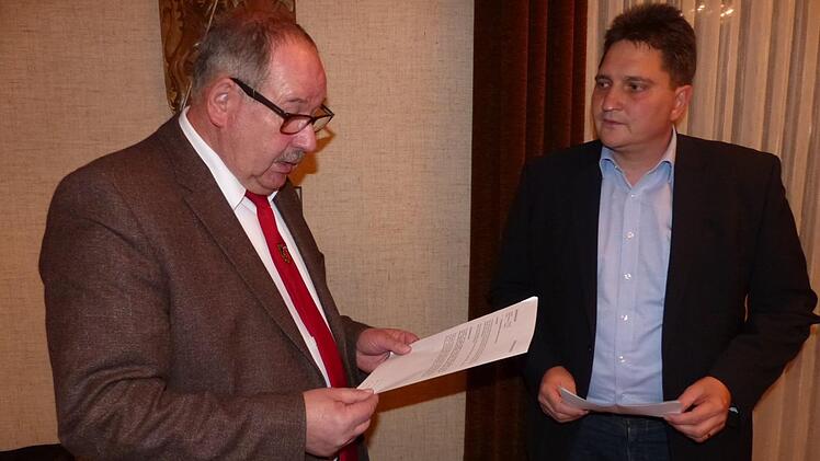 Bürgermeister Alfred Kolenda (links) vereidigt seinen neuen Stellvertreter Werner Stapf. Foto: Klaus-Peter Wulf