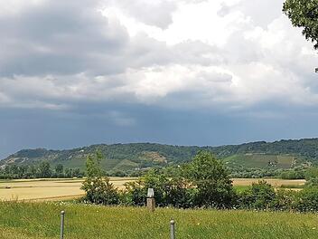Der Haßbergtrauf im Maintal auf der anderen Mainseite zwischen Sand und Zeil, Limbach und Steinbach lässt sich vom richtigen Punkt aus mit den Augen erwandern. An der Limbacher Wallfahrtskirche soll ein "magischer Punkt" eingerichtet werden. Wer sich Zeit lässt mit dem Studieren, der kann bei Steinbach (rechts nicht mehr im Bild) die Reste der Fischgrät-Muster entdecken. So waren früher Weinbergsmauern gesetzt.  Foto: kra
