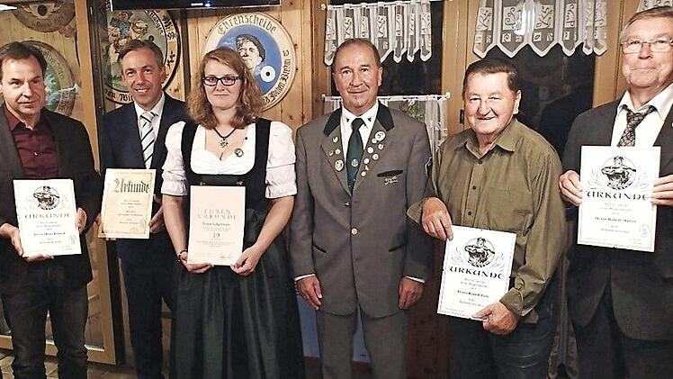 Heinz Irmisch, Alexander Tritthart, Sonja Ackermann, Günter Rüdiger, Rudolf Pulz und Robert Malter (v. l.) bei den Ehrungen Fotos: Richard Sänger