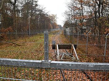Die Zäune auf dem früheren Muna-Gelände werden wohl noch länger bleiben, die Gewerbepark-Pläne wurden gestoppt. Fotos: Ronald Rinklef
