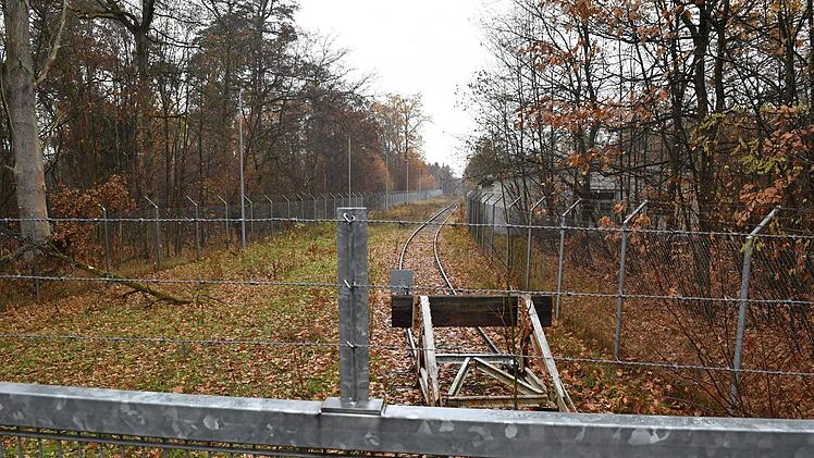 Die Zäune auf dem früheren Muna-Gelände werden wohl noch länger bleiben, die Gewerbepark-Pläne wurden gestoppt. Fotos: Ronald Rinklef