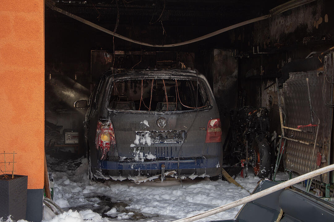 Markt Erlbach:  Brand in Einfamilienhaus – Vater und Sohn verletzt