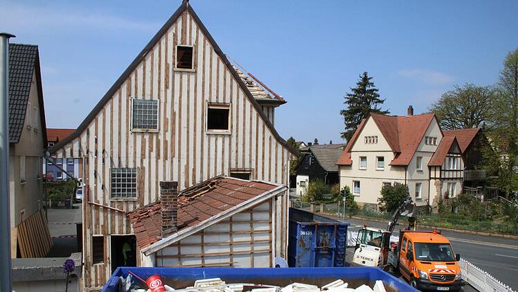 Das Gebäude Fritz-Hornschuch-Platz 2 in Mainleus wird abgerissen. Foto: Jürgen Gärtner