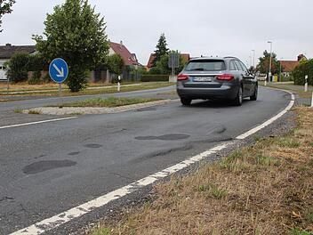 Am Ortseingang von Gremsdorf ist die B 470 so deformiert, dass auch der Unterbau erneuert werden muss.  Fotos: Andreas Dorsch