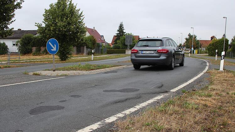 Am Ortseingang von Gremsdorf ist die B 470 so deformiert, dass auch der Unterbau erneuert werden muss.  Fotos: Andreas Dorsch