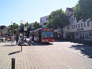 Über das neue ÖPNV-Haltstellenkonzept für den Paradeplatz wurde am Donnerstag im Stadtrat entschieden.  Fotos: Lucie Homann