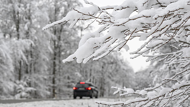 Schneegl&auml;tte im Kreis Coburg: Auto st&uuml;rzt in Graben - Fahrer schwer verletzt