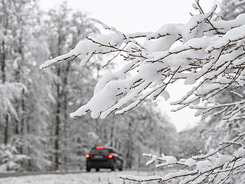 Schneegl&auml;tte im Kreis Coburg: Auto st&uuml;rzt in Graben - Fahrer schwer verletzt