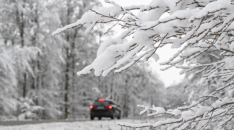 Schneegl&auml;tte im Kreis Coburg: Auto st&uuml;rzt in Graben - Fahrer schwer verletzt