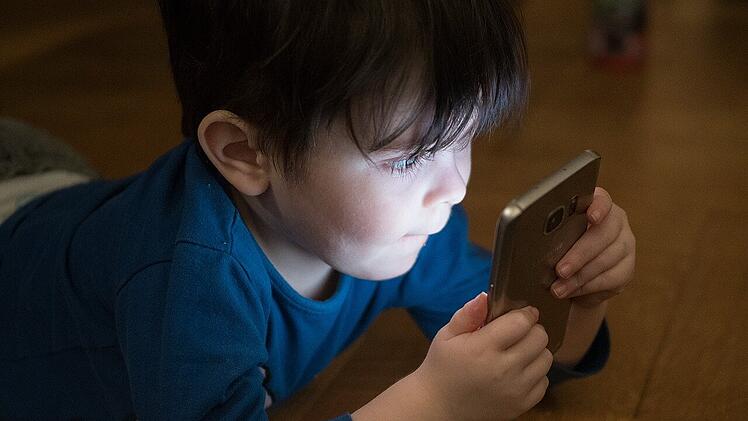 Für Kinder gehören Bildschirm-Medien heute von klein auf zum Alltag.