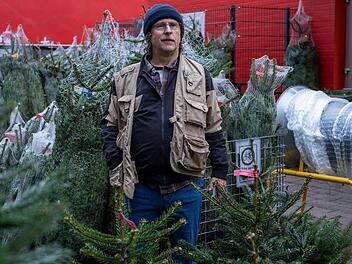 Die bezaubernde Weihnachtgeschichte "Prange - Man ist ja Nachbar" erzählt von einem Titelhelden (Bjarne Mädel), der als scheuer, guter Geist in seinem Hamburger Mietshaus die Pakete für alle Nachbarn annimmt - und sich in Paketbotin Dörte verliebt.