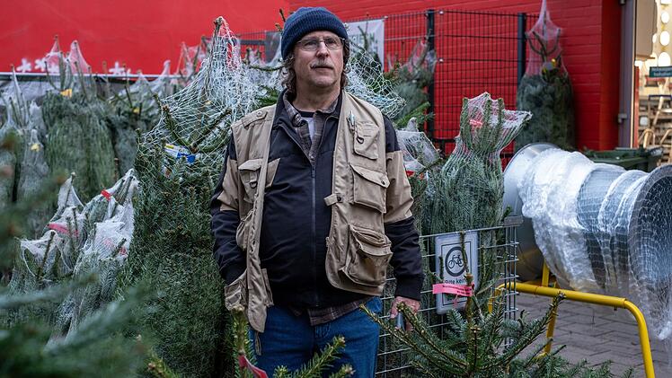 Die bezaubernde Weihnachtgeschichte "Prange - Man ist ja Nachbar" erzählt von einem Titelhelden (Bjarne Mädel), der als scheuer, guter Geist in seinem Hamburger Mietshaus die Pakete für alle Nachbarn annimmt - und sich in Paketbotin Dörte verliebt.