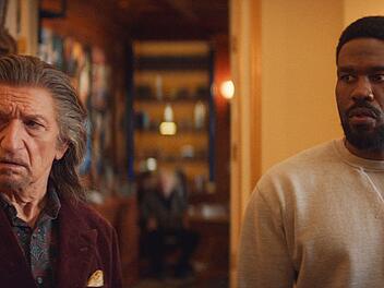 Da haben sich zwei gefunden: Simon Williams (Yahya Abdul-Mateen II, rechts) und Trevor Slattery (Ben Kingsley) wollen eine Rolle im Kinofilm "Wonder Man" ergattern.