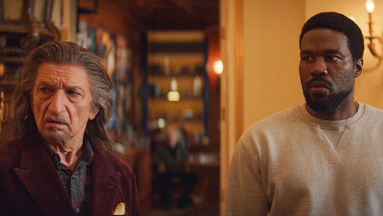 Da haben sich zwei gefunden: Simon Williams (Yahya Abdul-Mateen II, rechts) und Trevor Slattery (Ben Kingsley) wollen eine Rolle im Kinofilm "Wonder Man" ergattern.