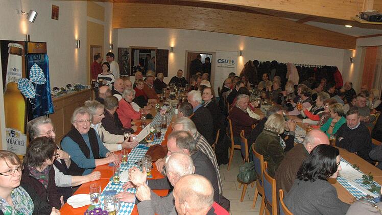Das Mehrzweckgebäude in Wasmuthhausen war proppenvoll, als Barbara Stamm die Inhalte ihrer Partei wie eine Löwin verteidigte und die Werte ihrer Partei ins Rampenlicht rückte. Foto: Gerhard Schmidt