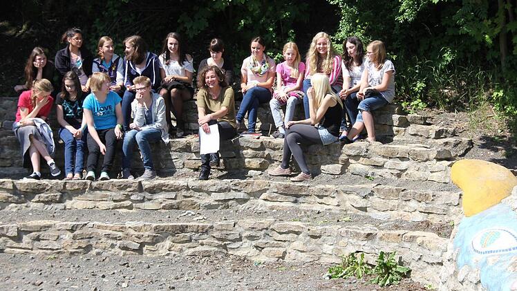 Unterricht im Freien? Dies soll im Schatten des Bahndammes auch künftig noch möglich sein.